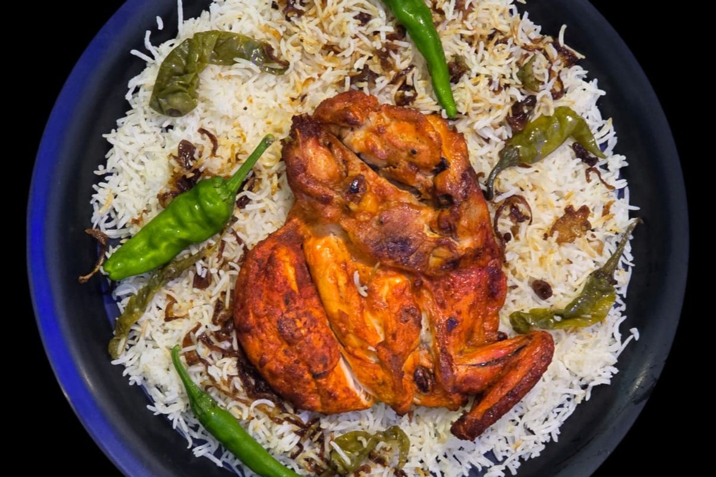 نصف حبة دجاج مظبي حار مع أرز بشاور