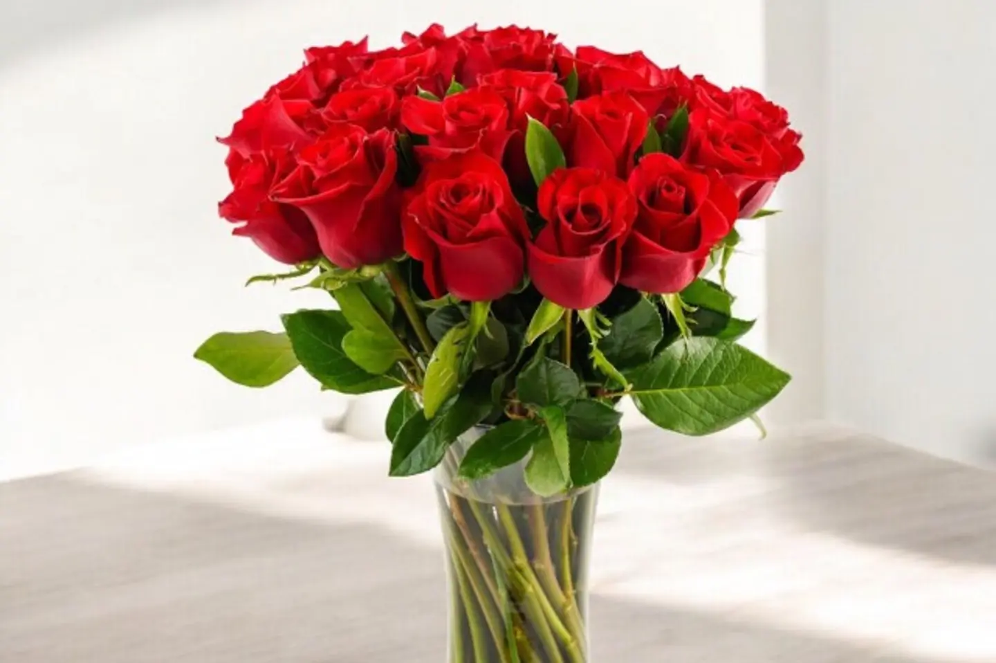 ٢٥ ورده حمراء داخل فازه أنيقه