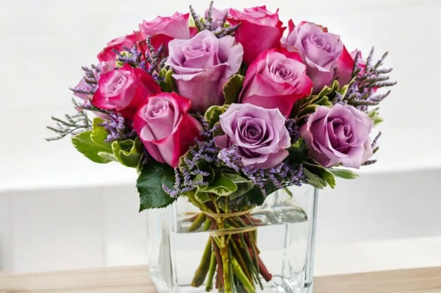 الورد الجوري البنفسجي مع ليمونيوم داخل فازه