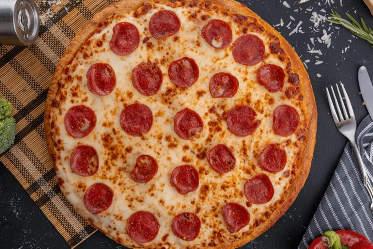 عرض خصم ٢ بيتزا حجم وسط مع ٢ مشروب بارد