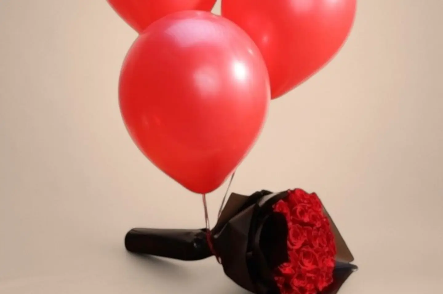 باقه زهور وبالونات ساحرة