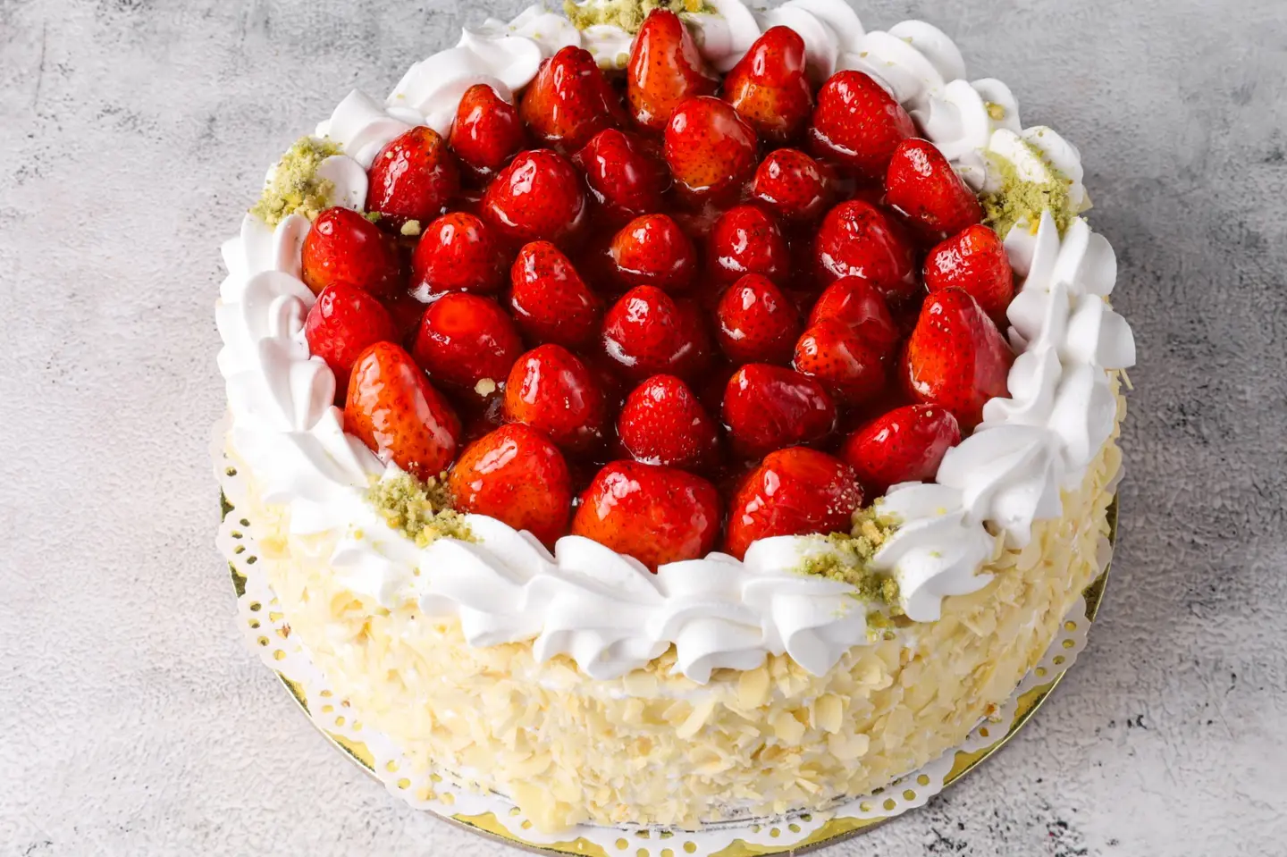 Strawberry Cake Size 24 Cm