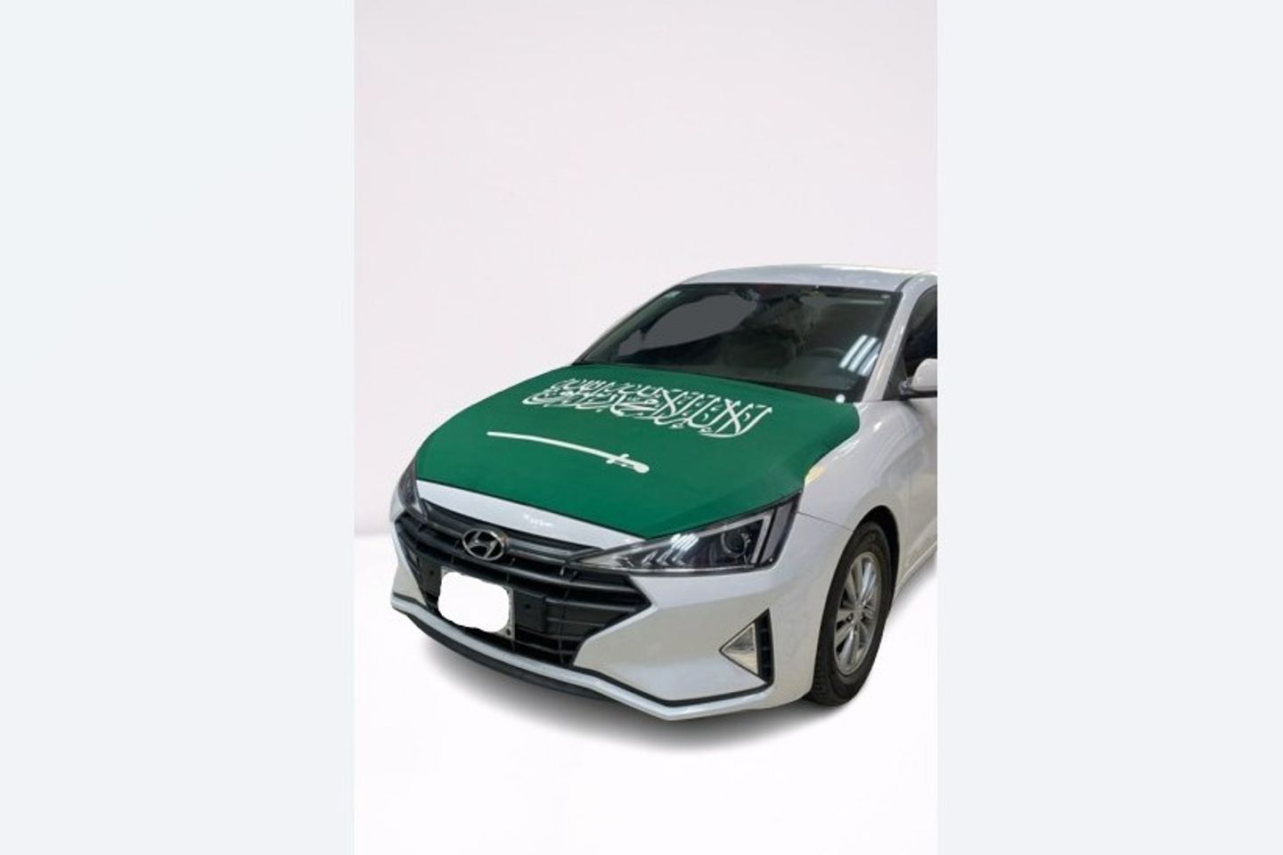 علم السعودية تلبيسة لكبوت السيارة