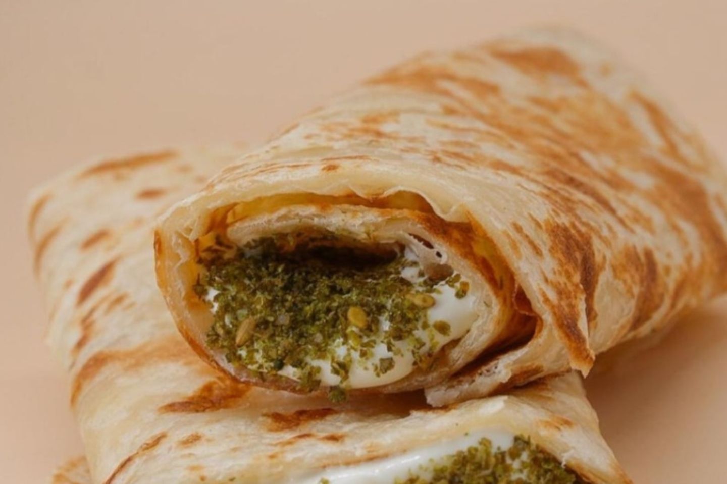 منقوشة جبن سادة على الصاج موزريلا