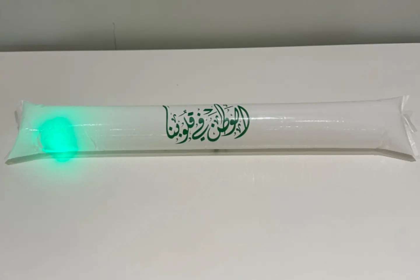 بالون تصفيق ابيض مضيء