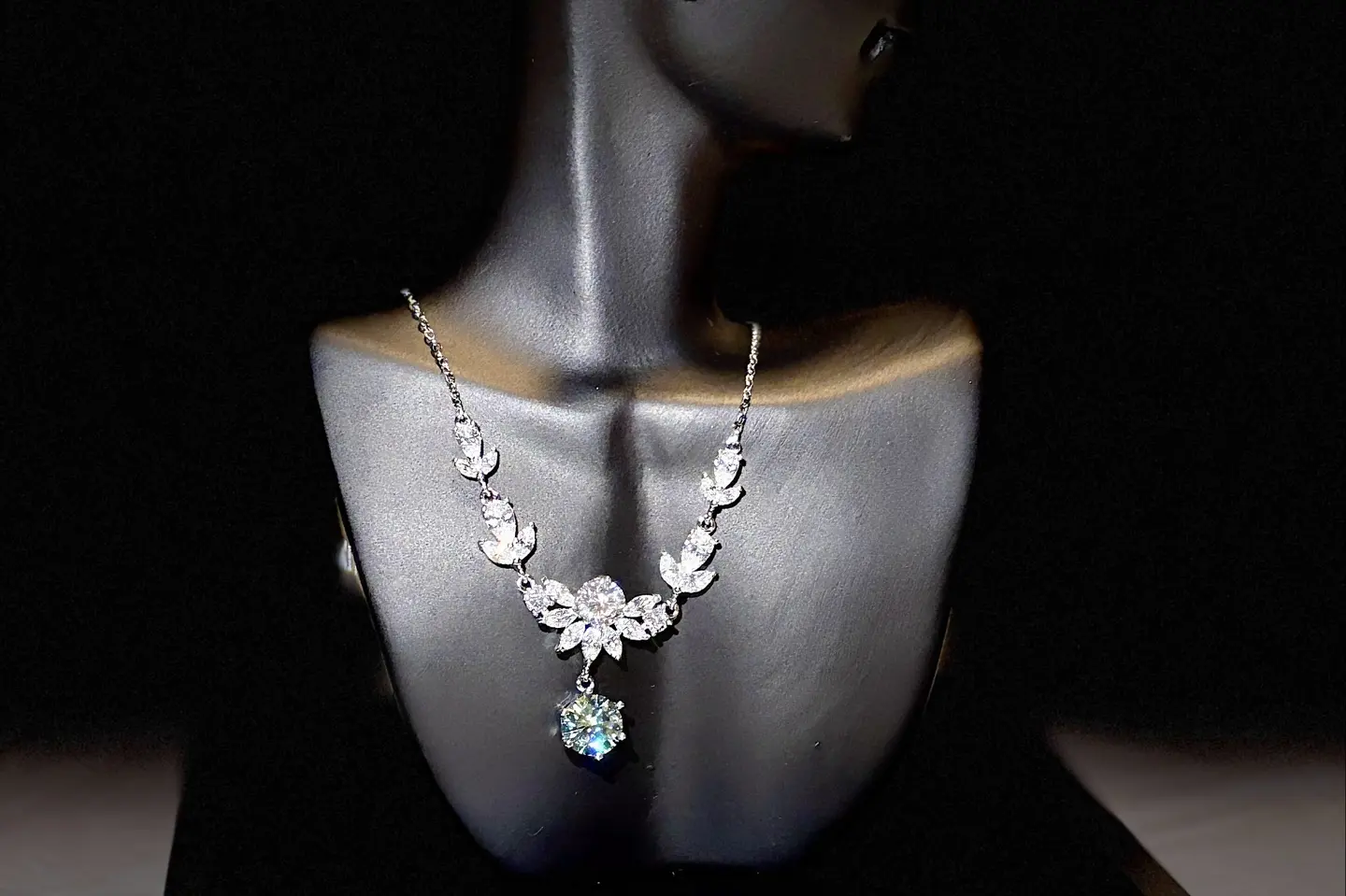 قلادة الفخامة اللامعة من الفضة عيار ٩٢٥ مرصعة بحجر المويسانتي اللامع تأتي في صندوق هدايا أكريليك فاخر