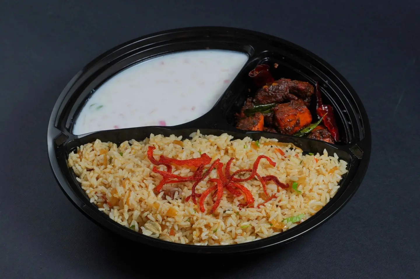 أرز برياني بالفلفل دجاج رايثا