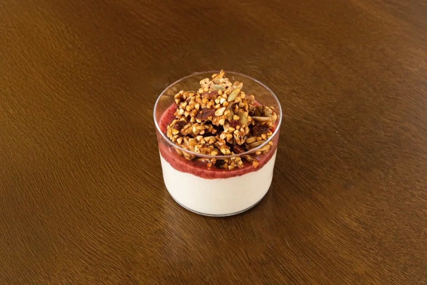 كوب الزبادي التوت