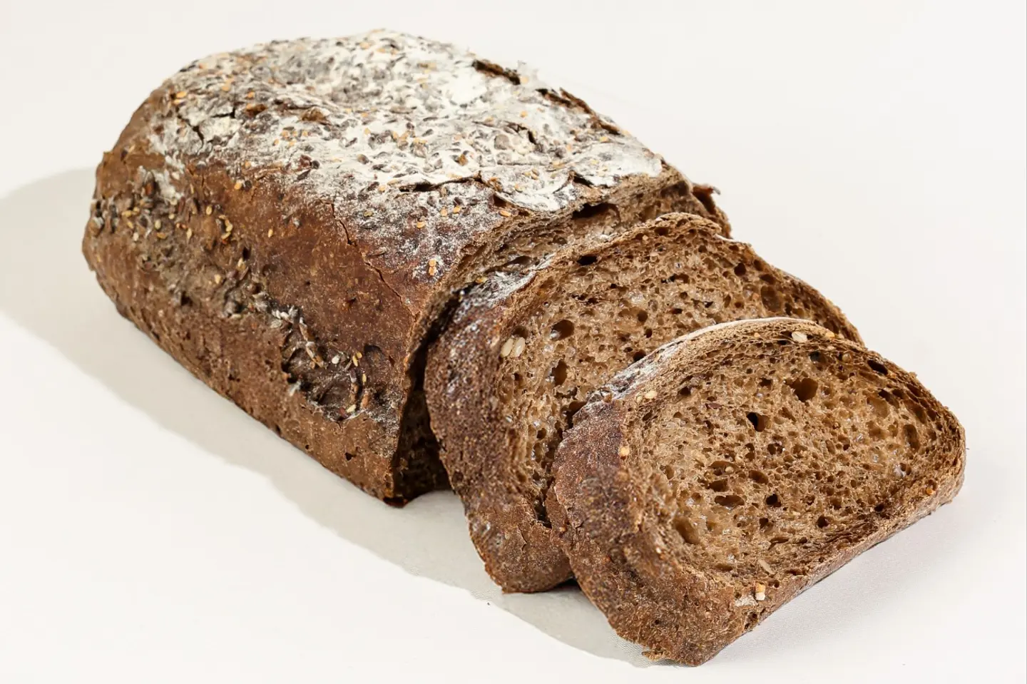 خبز ساوردو بنى مع الحبوب