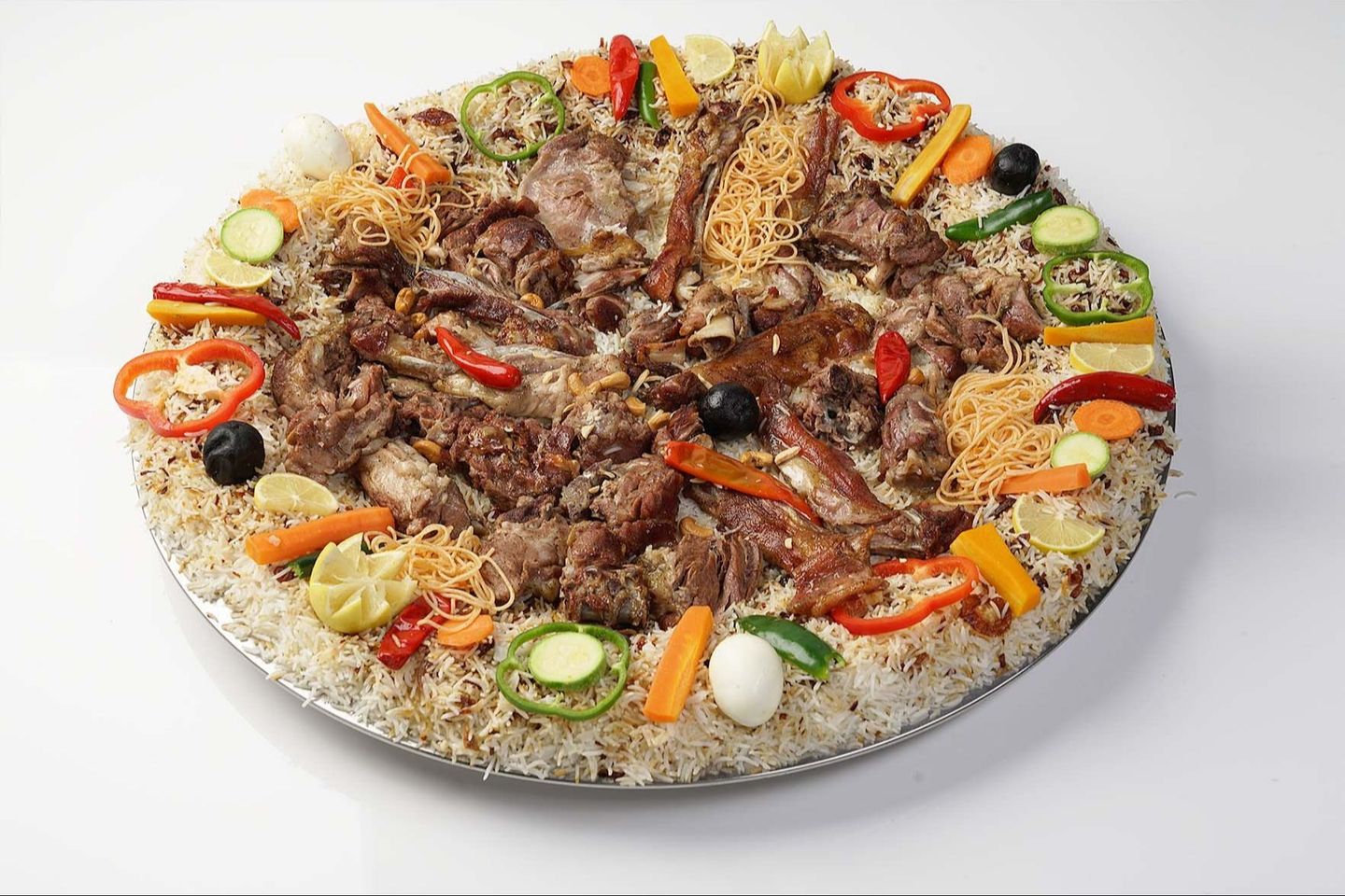 نصف تيس مدفون مع رز احمر