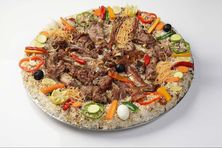 نصف تيس مدفون مع رز احمر