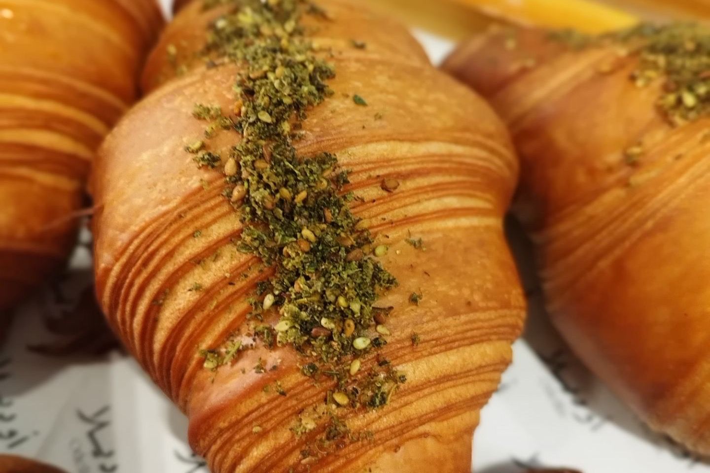 كرواسون حلوم و زعتر
