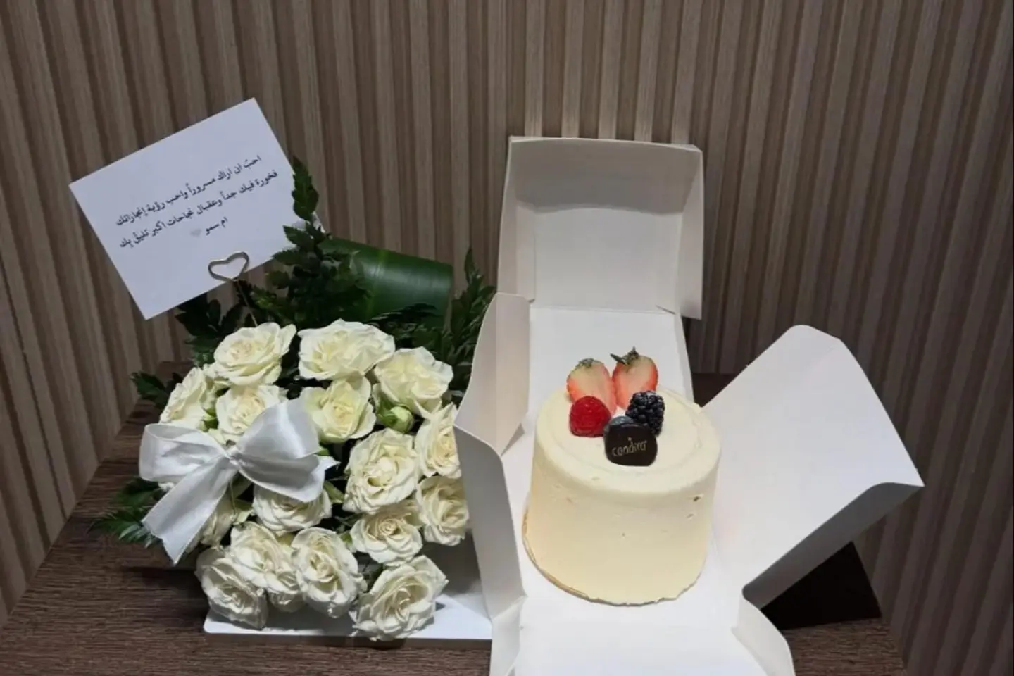 كيك كانديرا مع تنسيق ستاند الورد الابيض