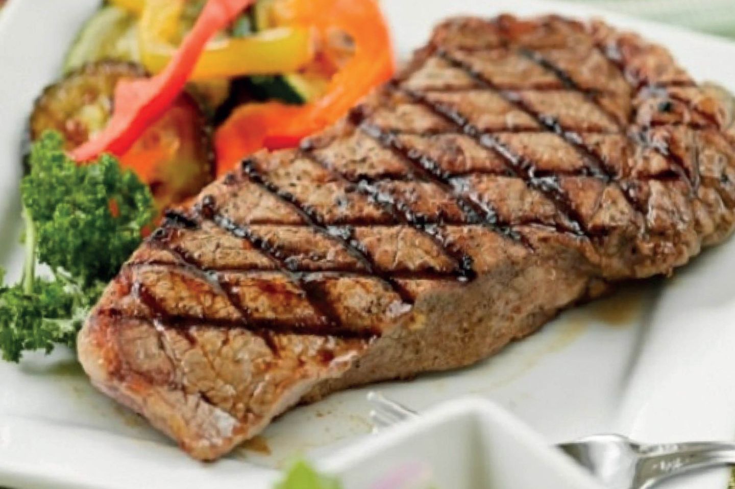 لحم مشوي مع البطاطس البوريه او الأرز والخضار بصوص اكليل الجبل