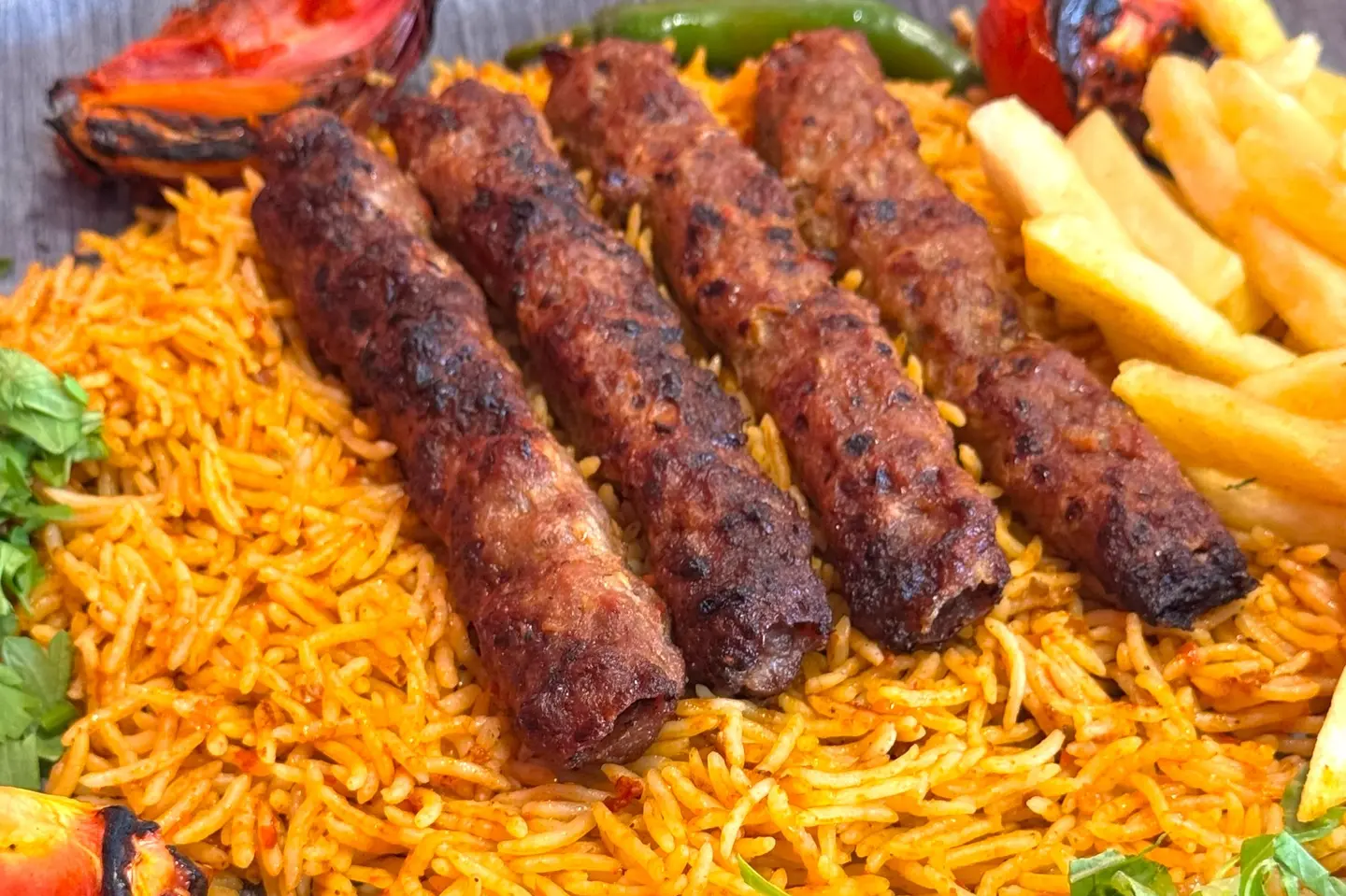 نفر كباب لحم مع رز أربعة اسياخ