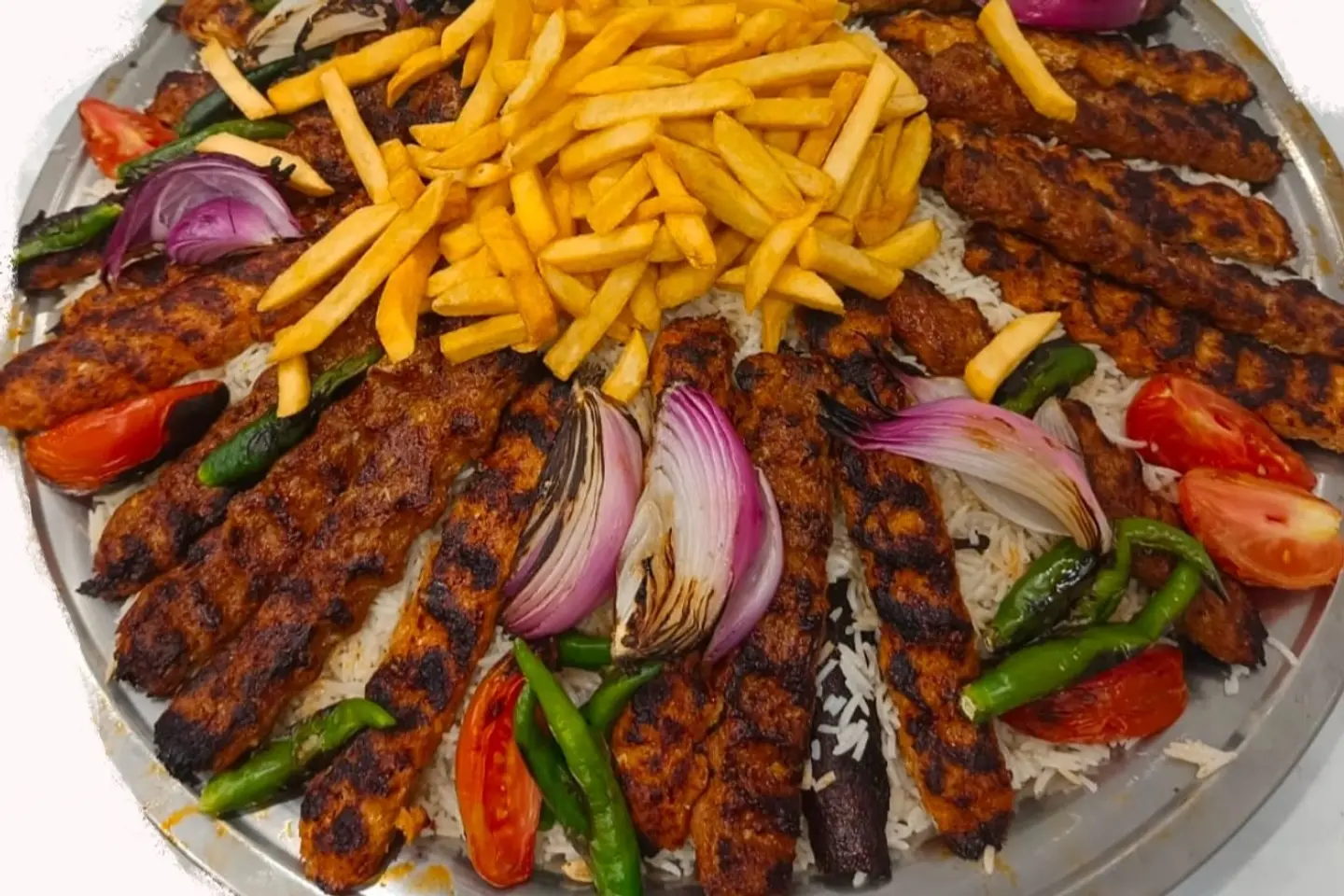 صحن عزائم اثنين كيلو مشكل مكون من ٢٤ سيخ مع الرز والبطاطس والسلطات