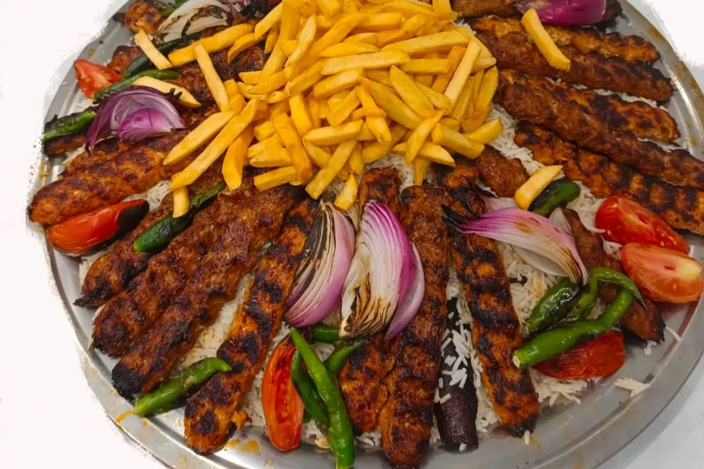 صحن عزائم ثلاثة كيلو مشكل مكون ٣٦ سيخ مع الرز والبطاطس والسلطات