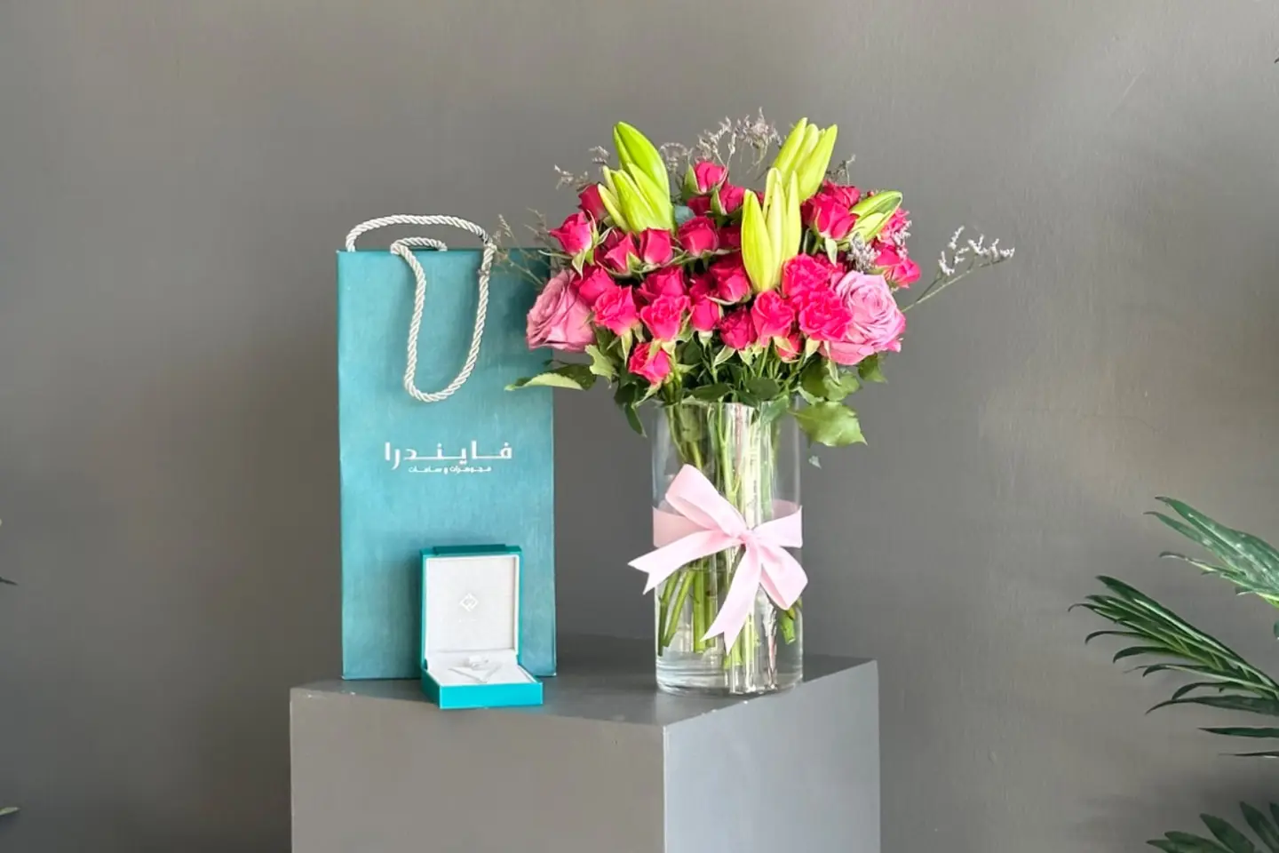 Fayendra Necklace And Shaza Vase