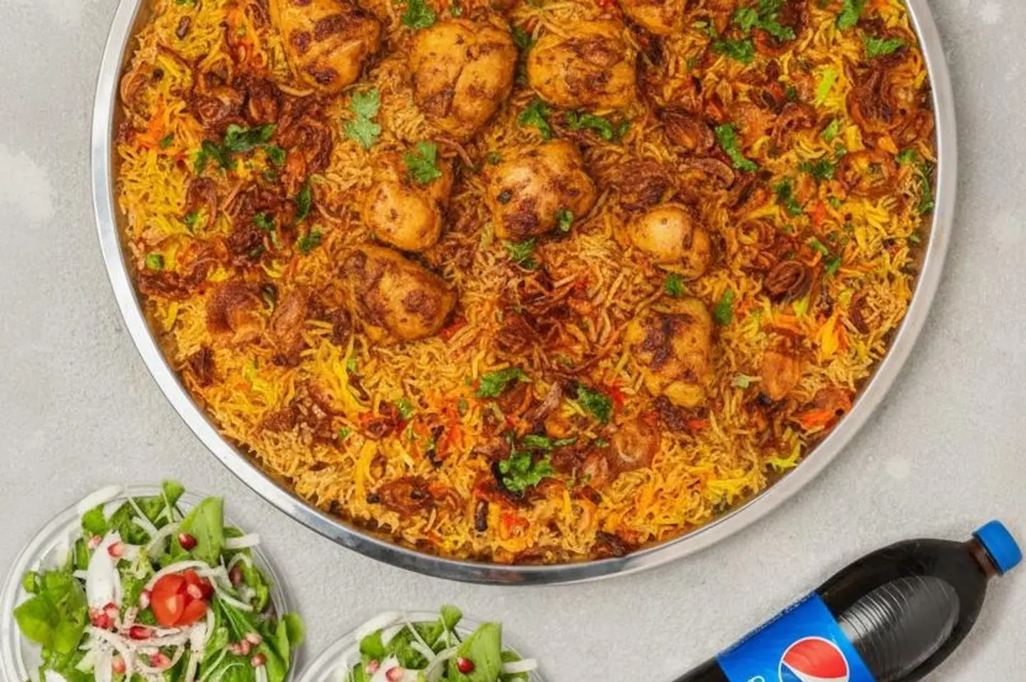 طبق برياني دجاج وسط دائري