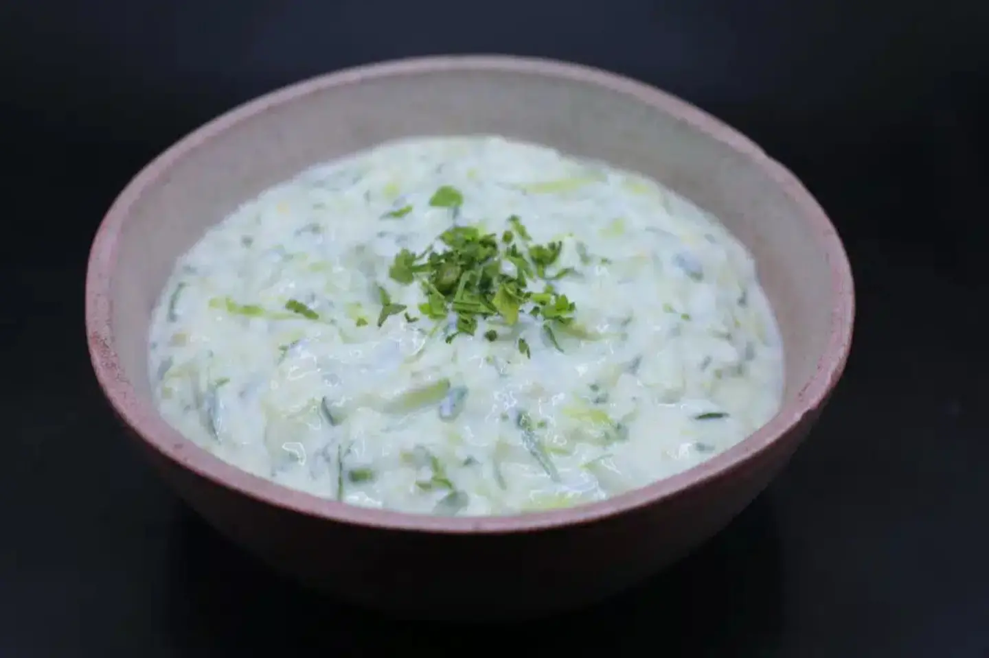 سلطة الخيار باللبن