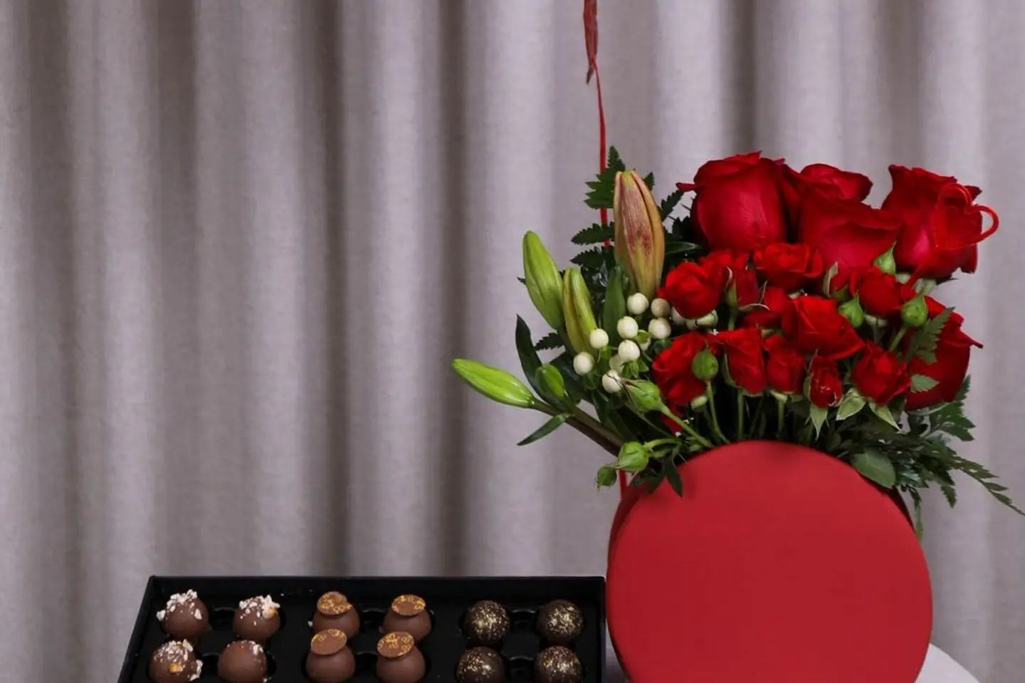 مجموعة الرومانسية ورد و شكولاتة و باللون