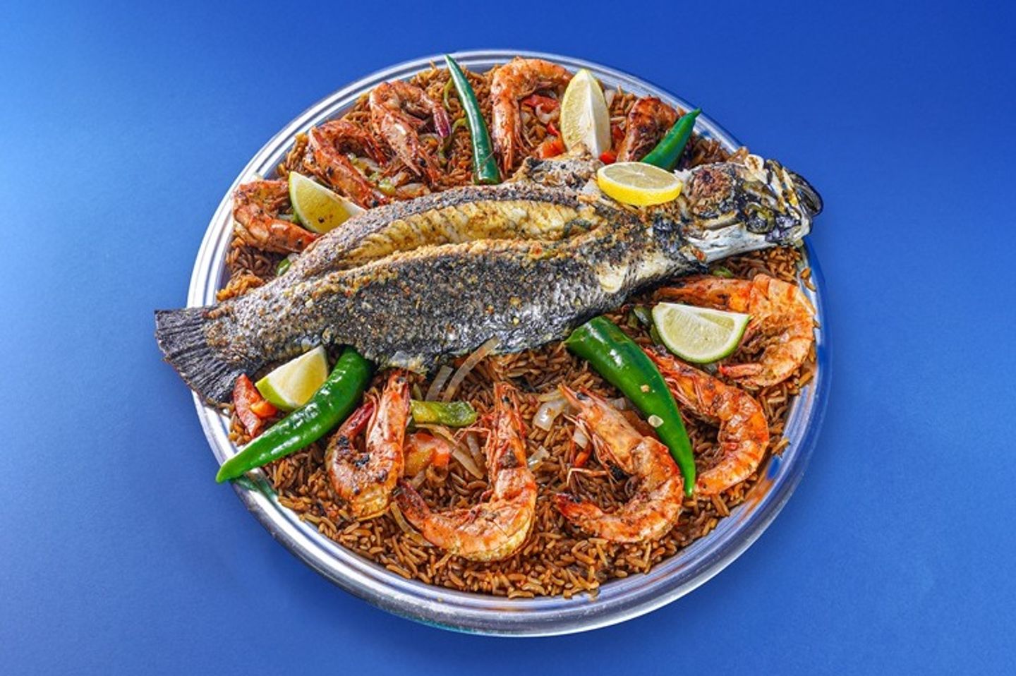 صينية قاروص محلى مشوى زيت وليمون مع جمبرى