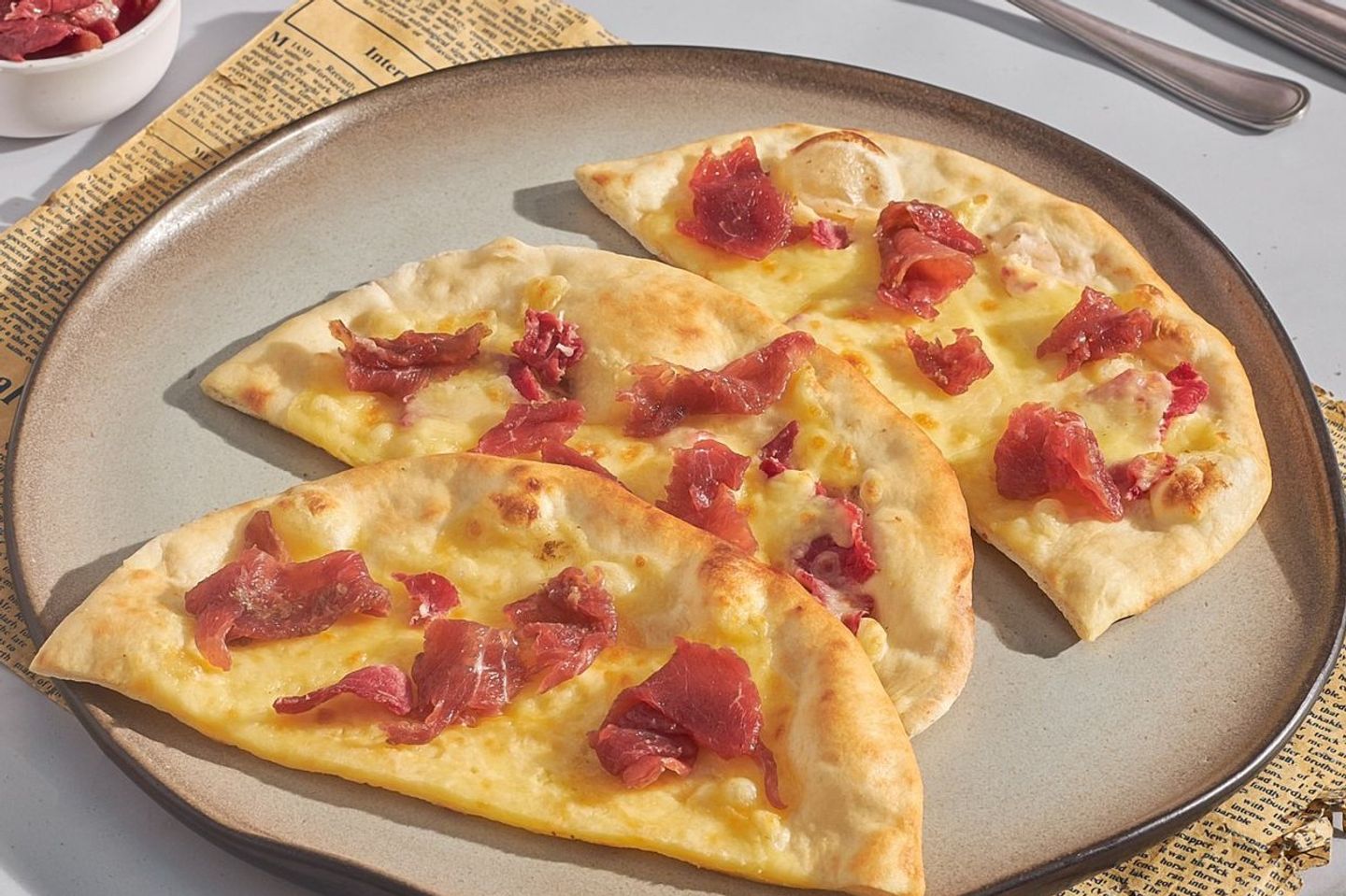 بسطرمة جبنة وصوص