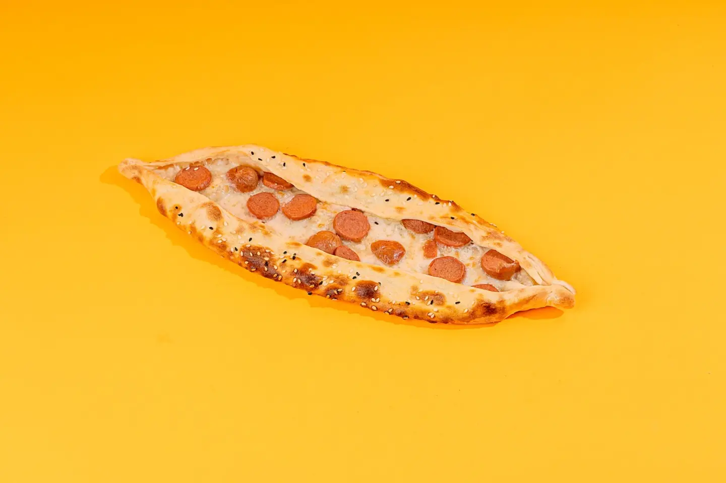 فطيرة نقانق بالجبن