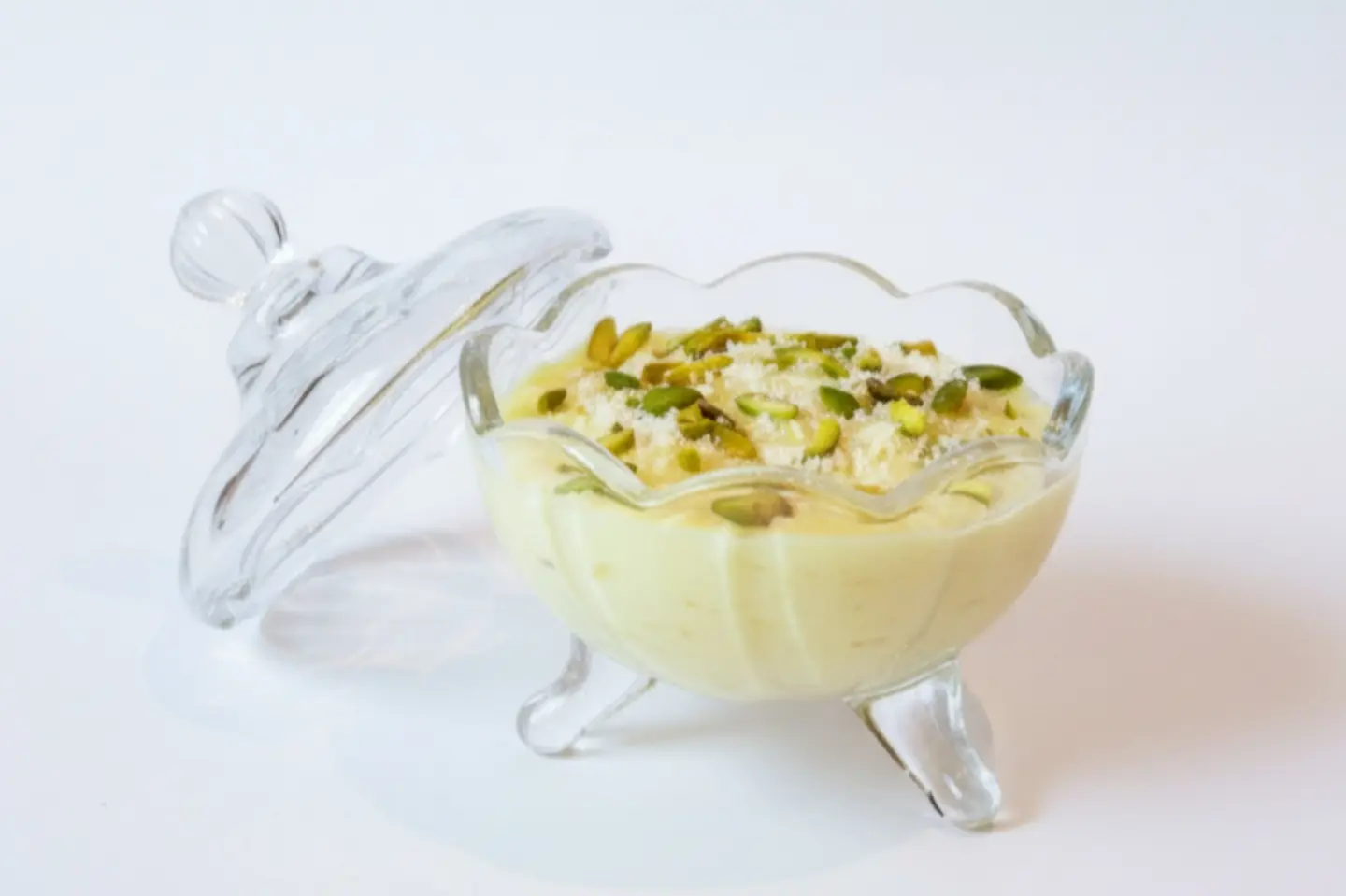 حلا الرز بالحليب بالفستق الحلبي في علبة كريستالية أنيقة