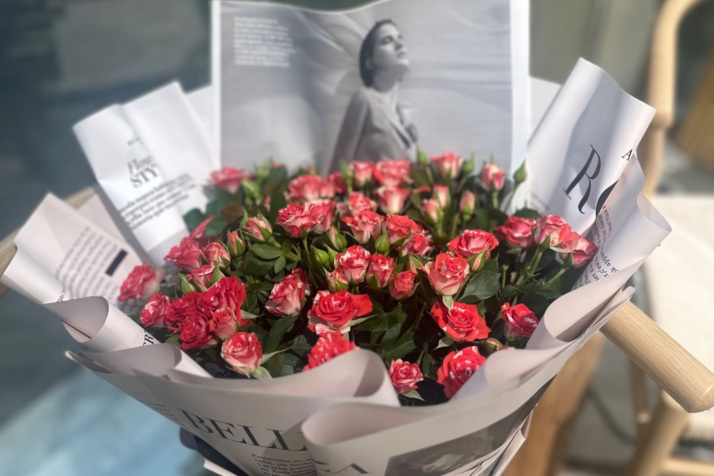 باقة بيبي جوري احمر بتغليف جريده فاخر