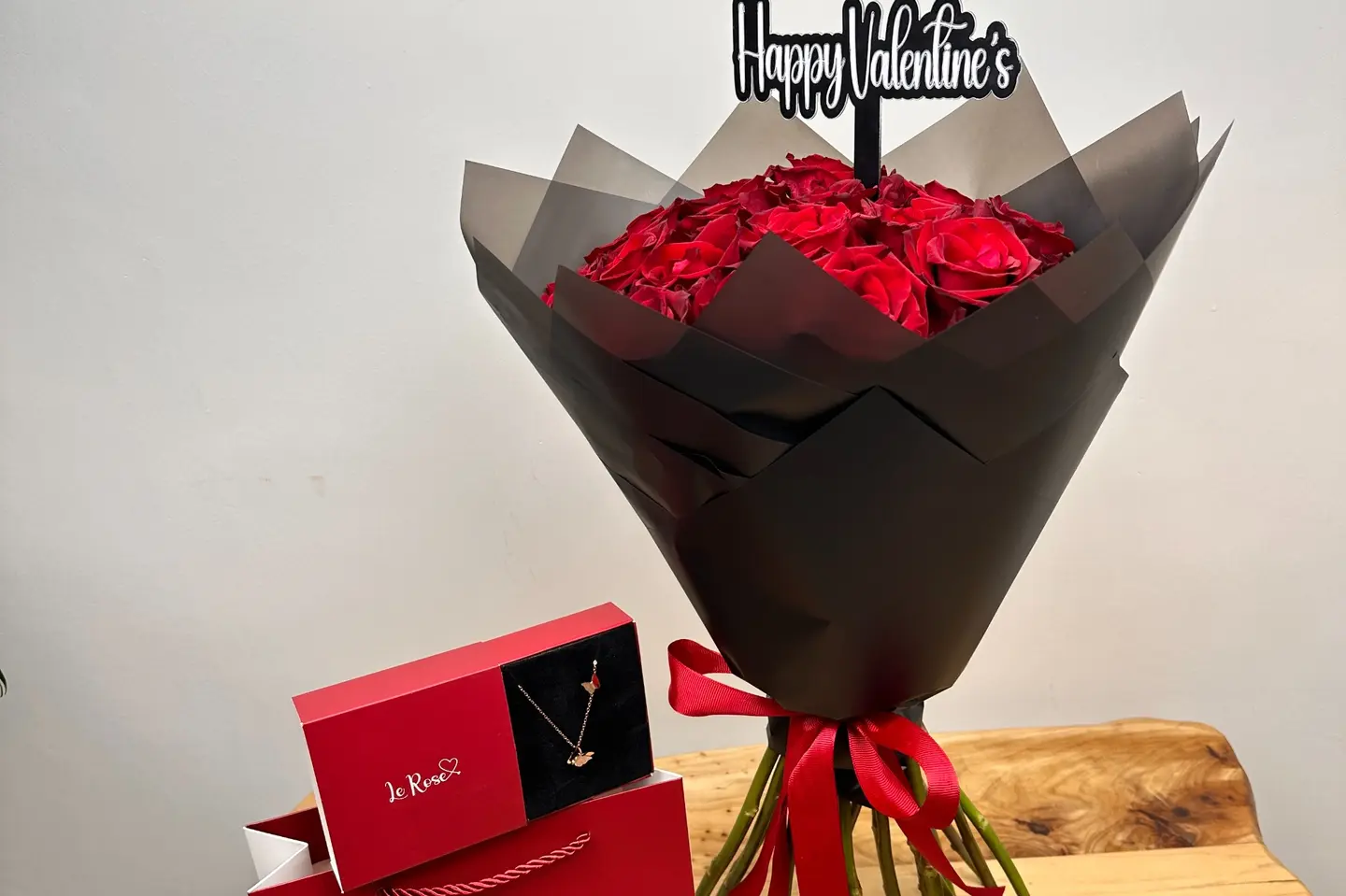 يوم الحب باقه مع قلادة الفراشه