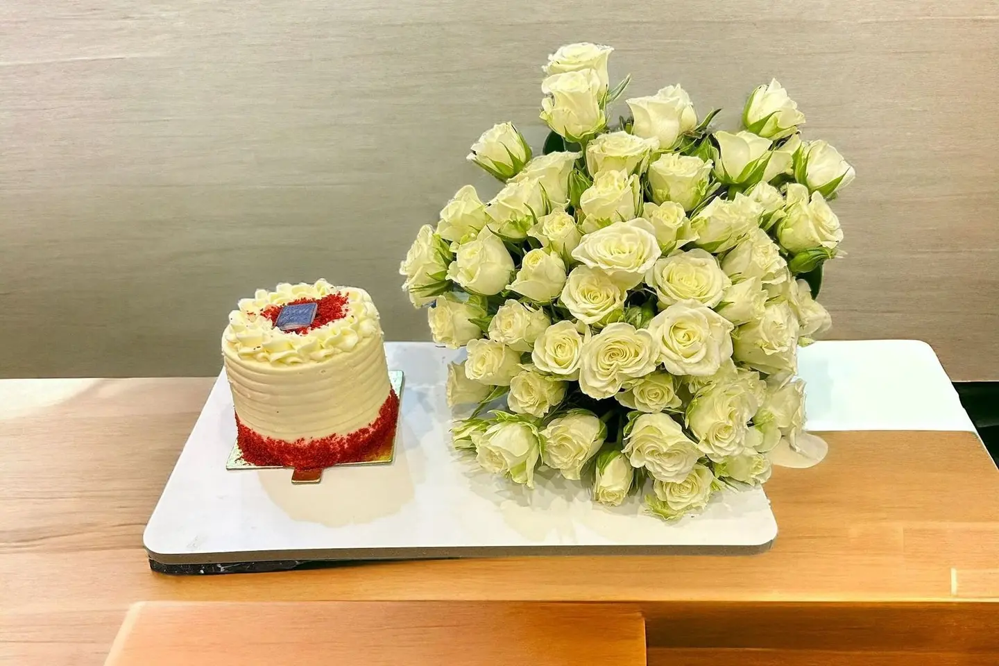 ورد بيبي روز ابيض مع كيكه