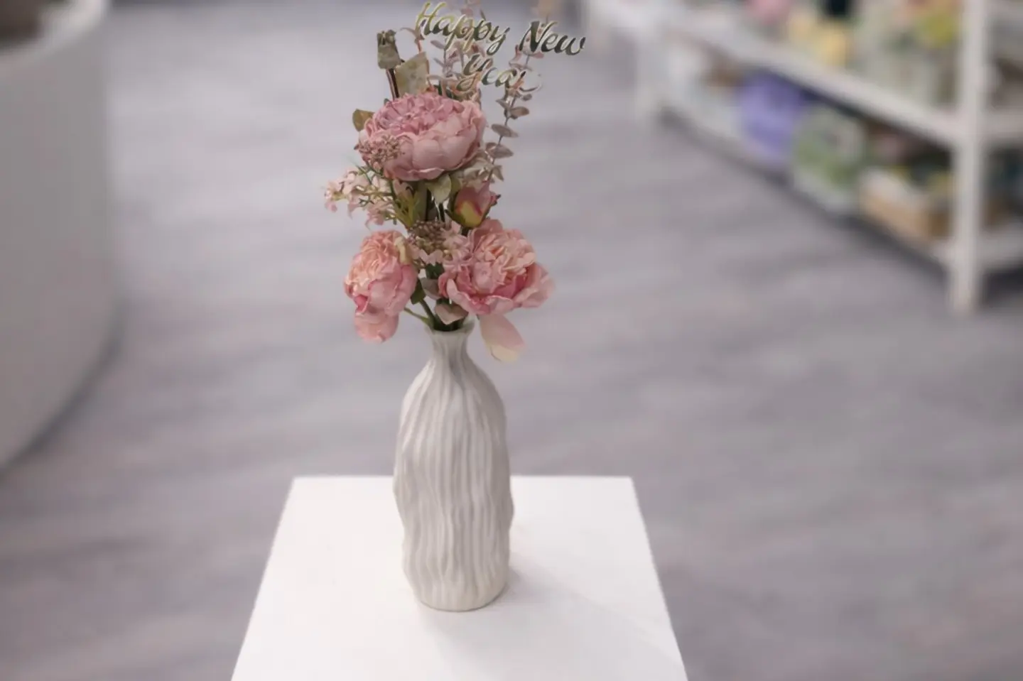 زهور صناعية ناعمة في فازة خزفية