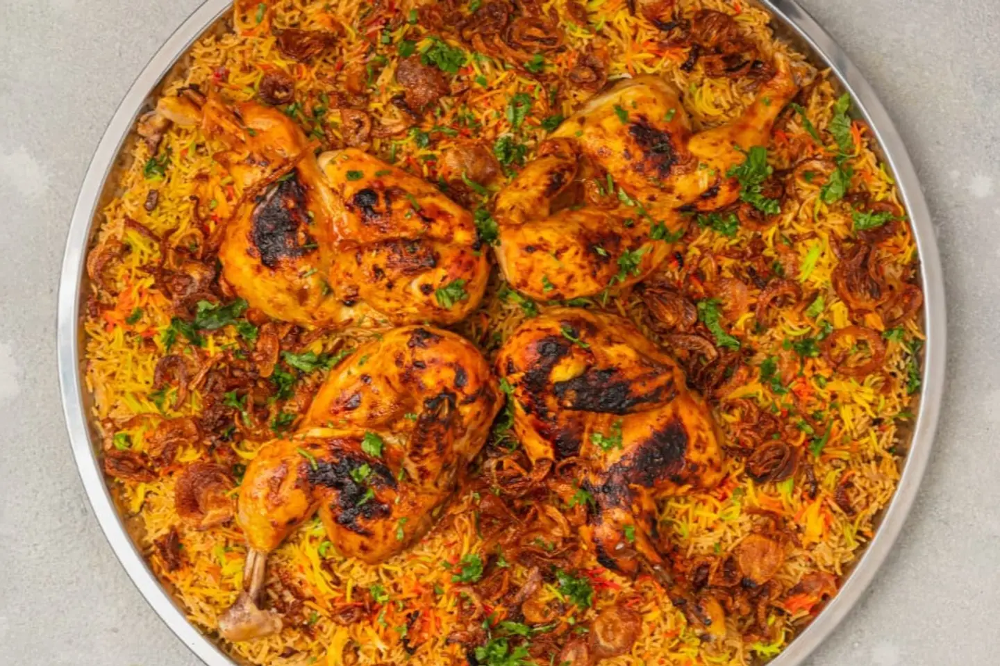 طبق برياني دجاج وسط دائري