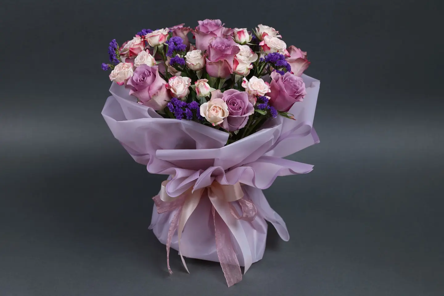 باقة زهور طبيعية بألوان أرجوانية