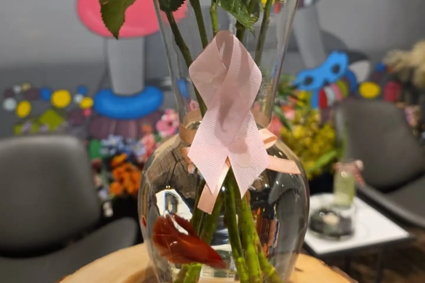 فازة سمكة الحياة مع الورد