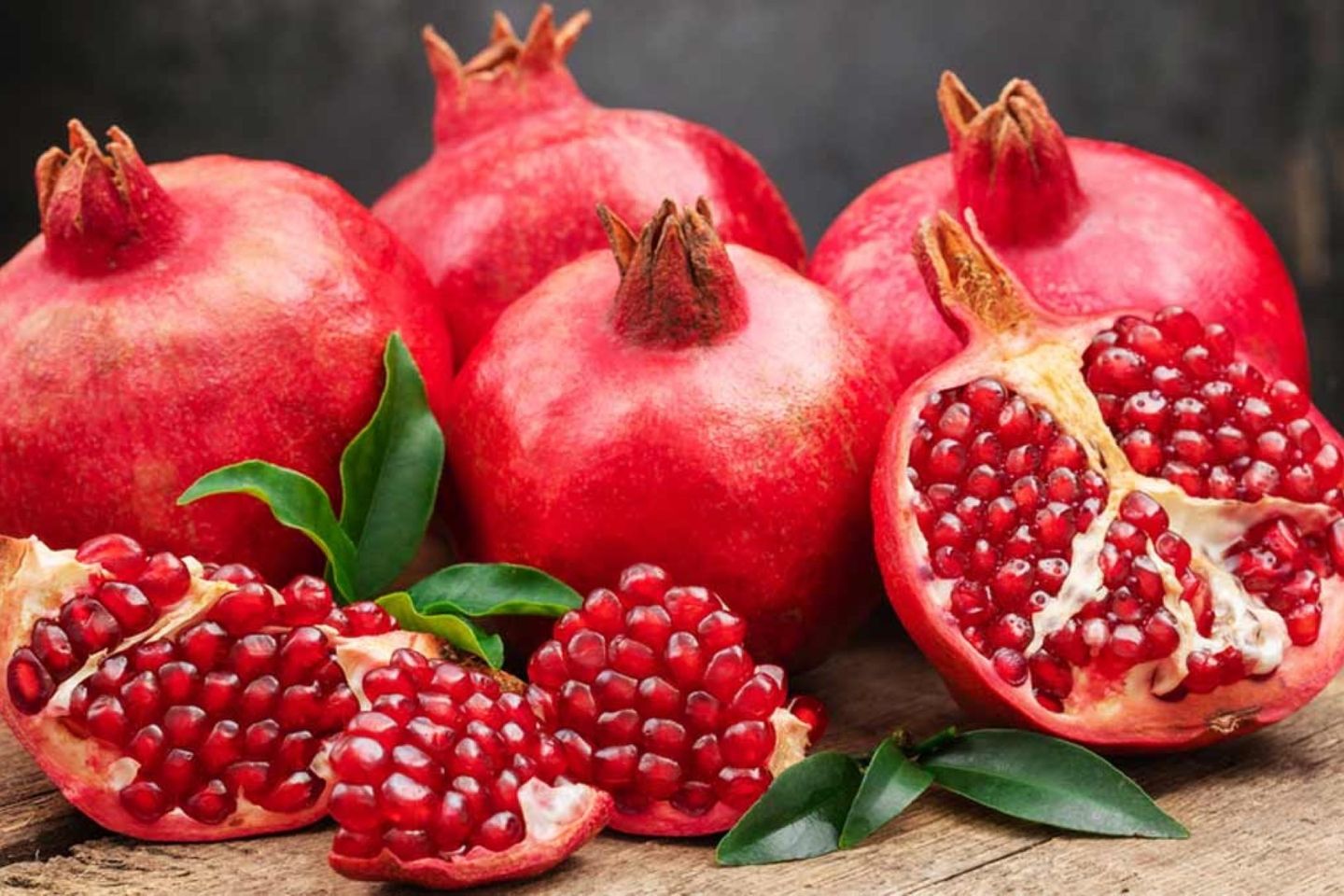 حبات الرمان طازج