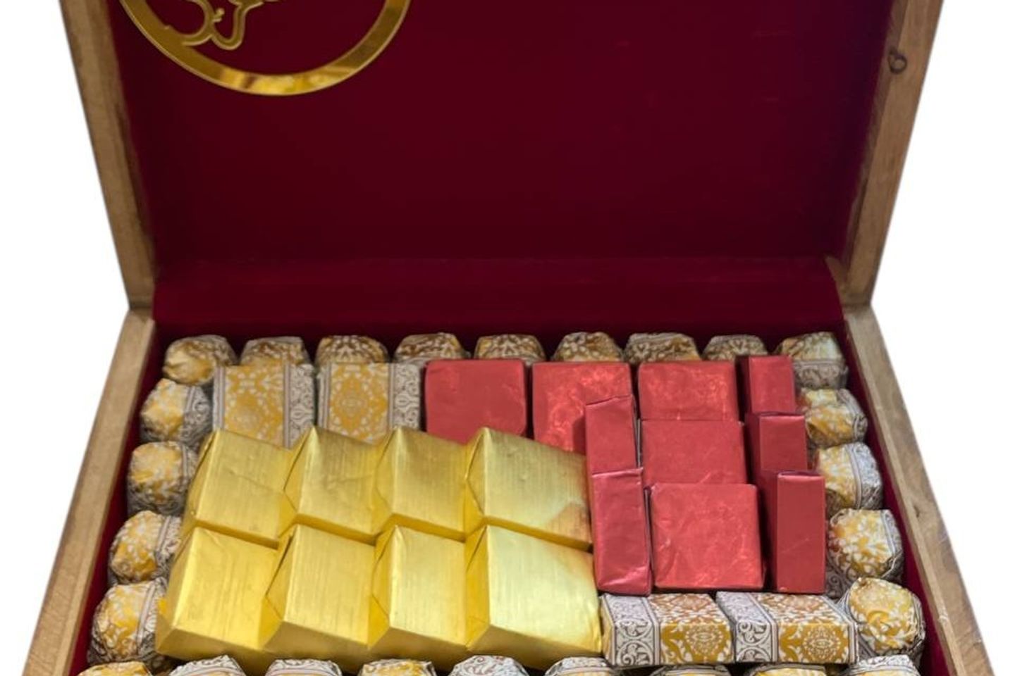 صندوق شوكولاتة مغلف وسط