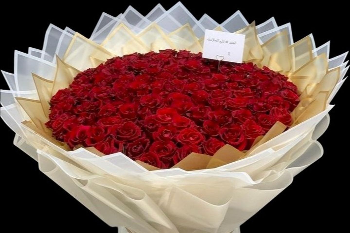 باقة ورد حمراء كبيرة