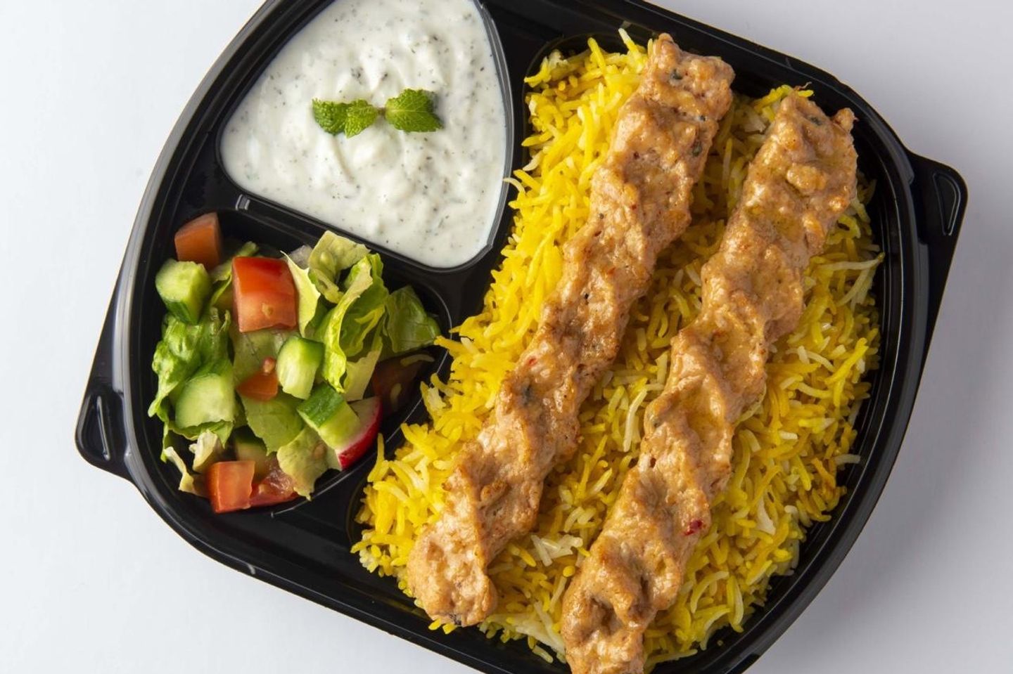 وجبة شخص كباب دجاج مع الأرز