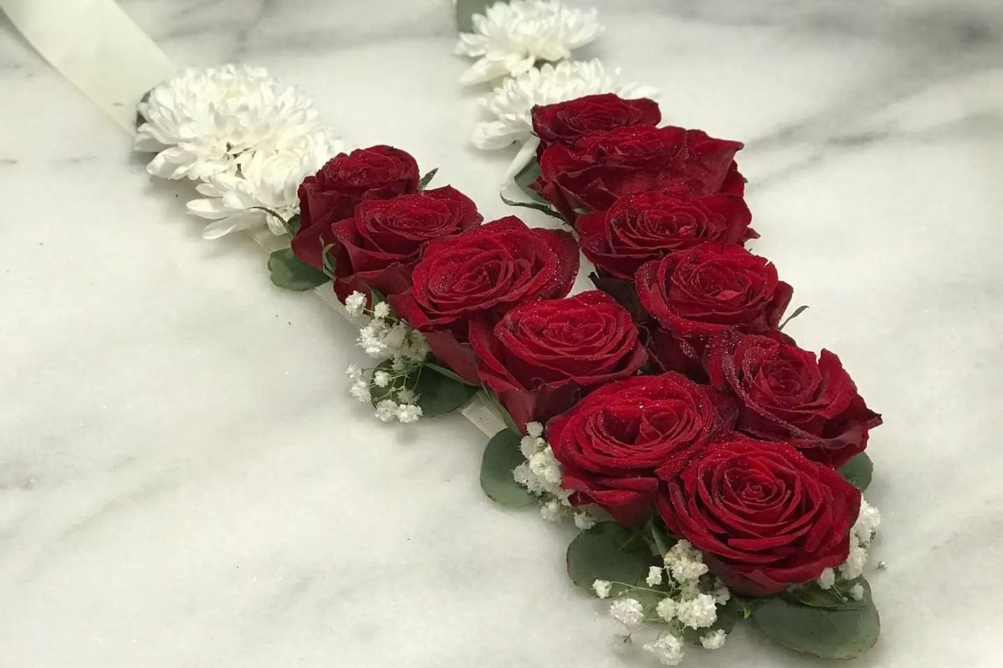 عقد ورد احمر بلمعة