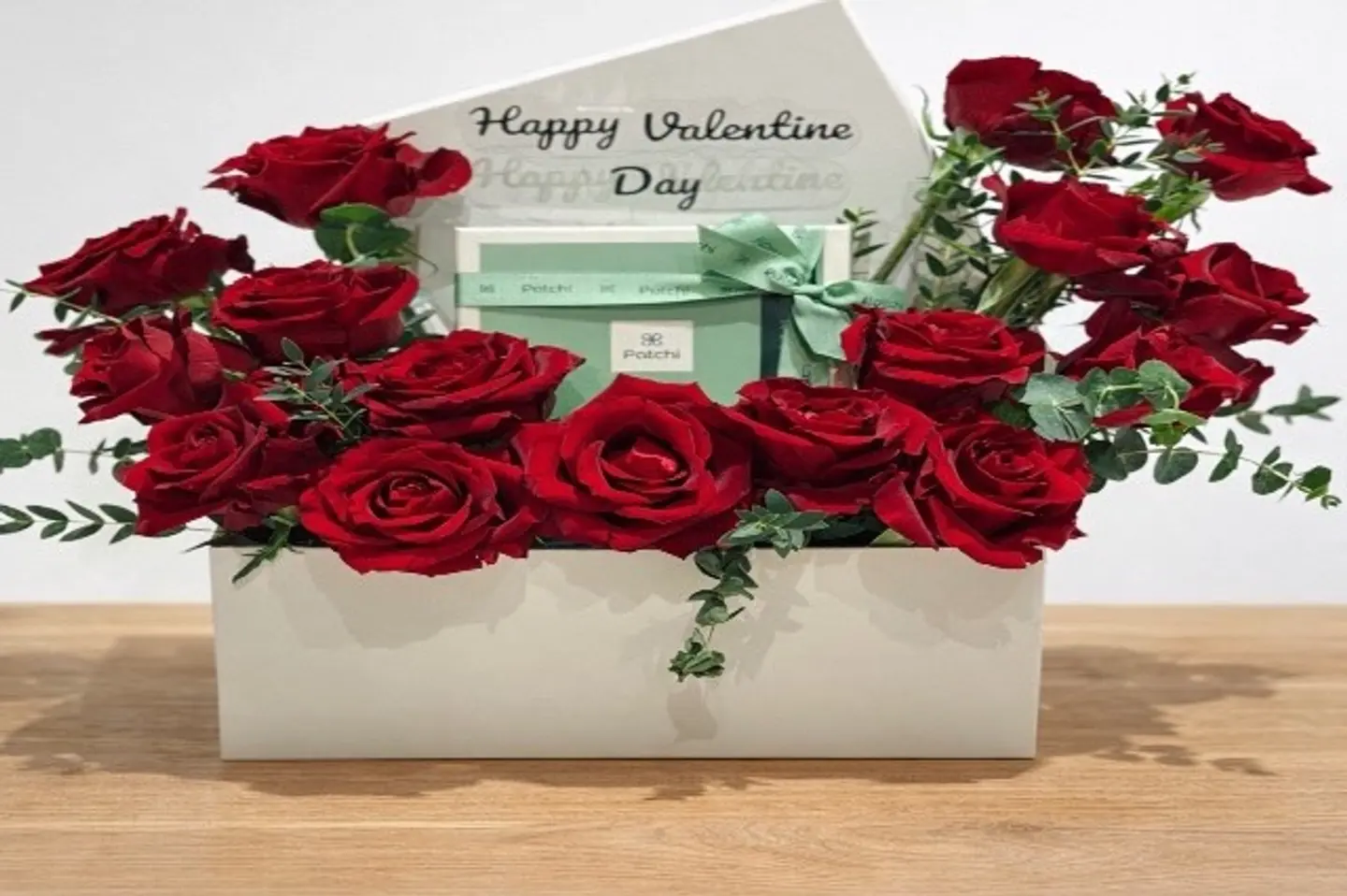 بوكس أبيض مع الورد الأحمر والشوكولاتة