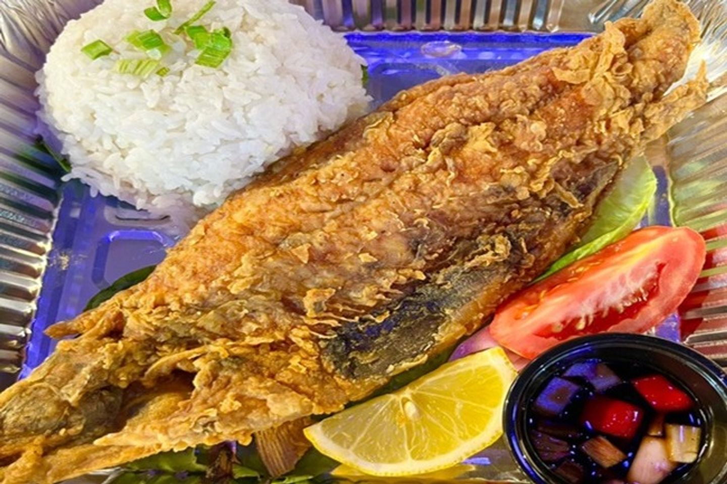 سمك بانجوس مقلي مع أرز