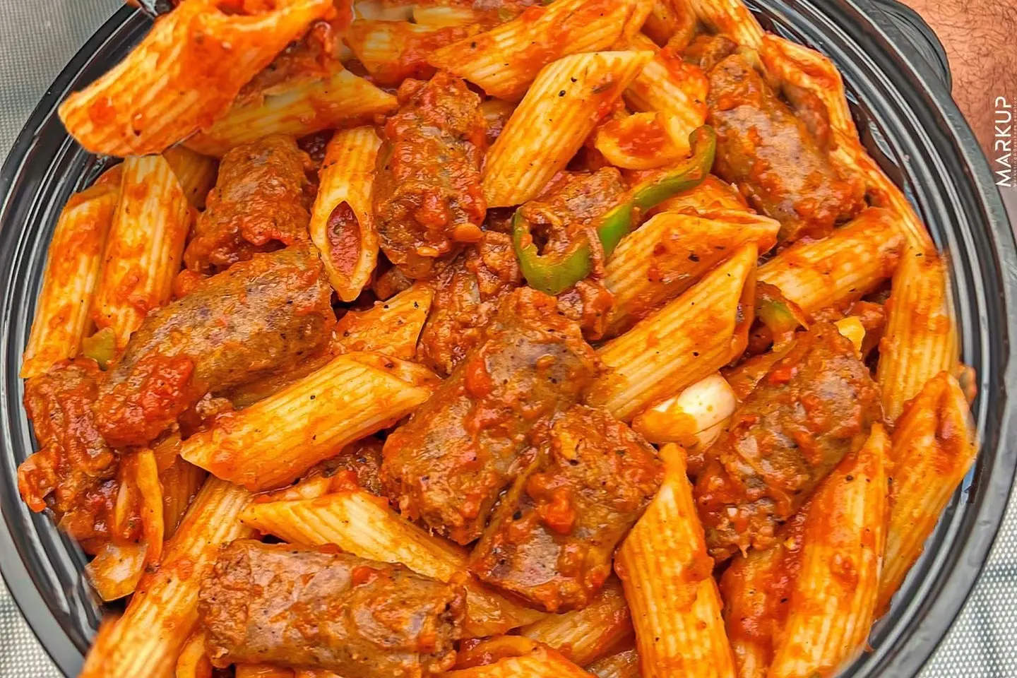 طاجن مكرونة باللحمة المفرومة أو السجق