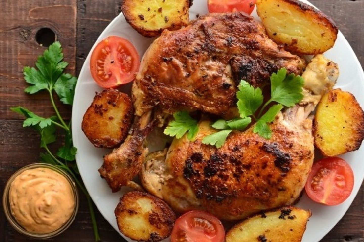 نص وجبة مع البطاطس وصوص اللبن والخبز