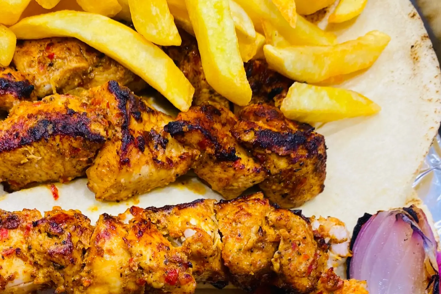 صحن نصف كيلو ستة اسياخ شيش طاووق مع الرز والبطاطس والسلطات