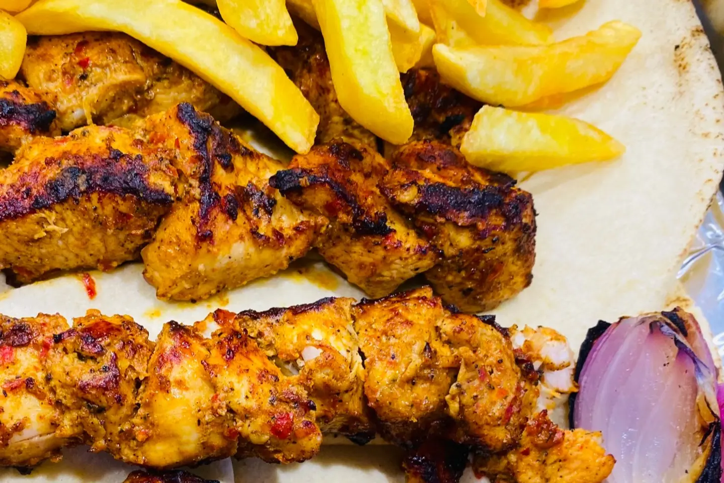 صحن واحد كيلو اثنا عشر سيخ شيش طاووق مع الرز والبطاطس والسلطات