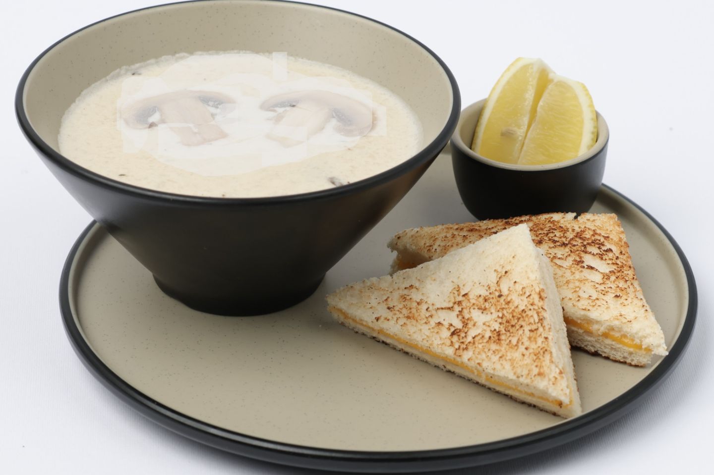 حساء الدجاج بالفطر