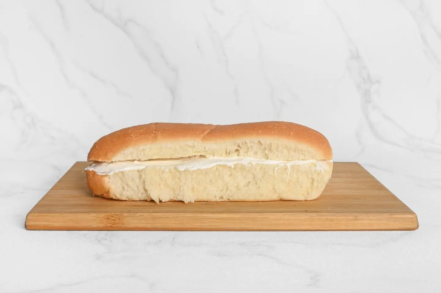 صمولة جبن مع مربى وفول سوداني