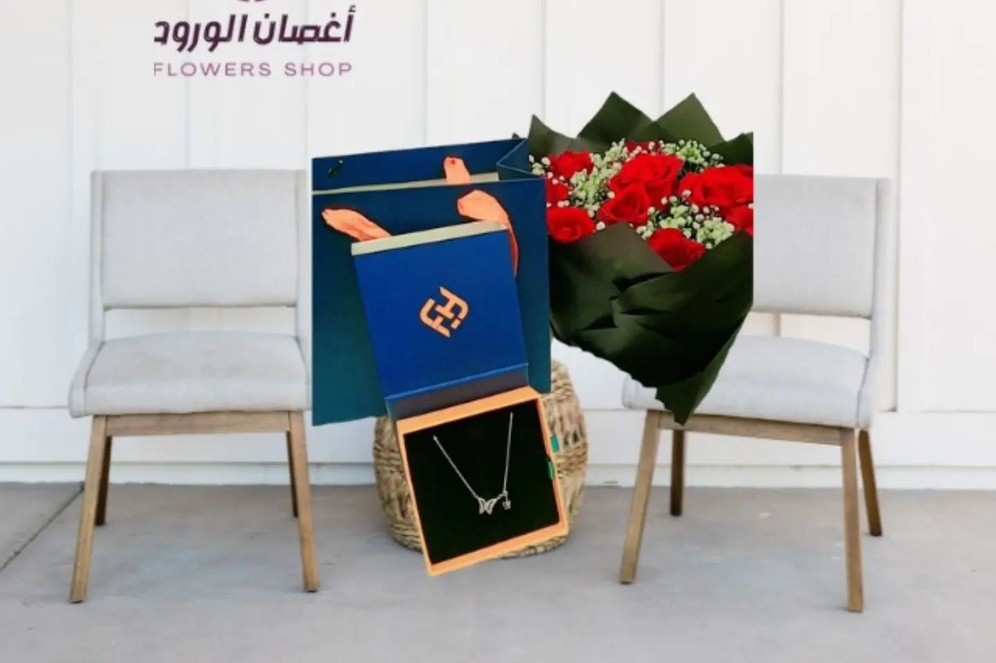 Brand Fashion Butterfly Chain And A Bouquet Of Flowers